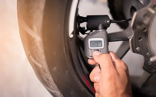 Comment bien contrôler la pression de ses pneus motos