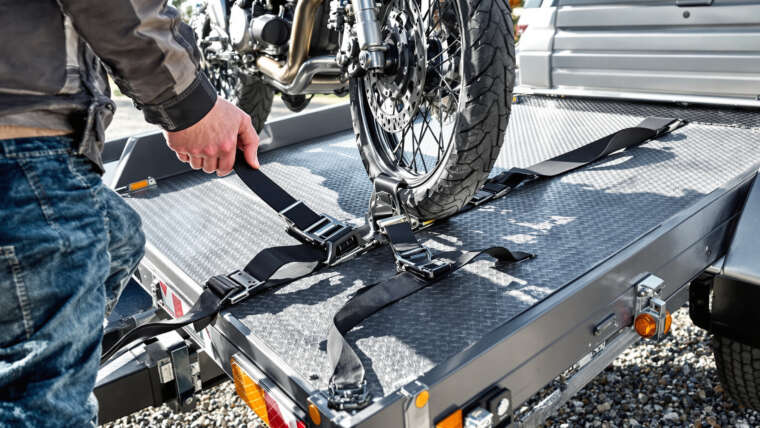 découvrez nos conseils pratiques pour bien sangler votre moto sur une remorque et assurer un transport sécurisé en toute simplicité.